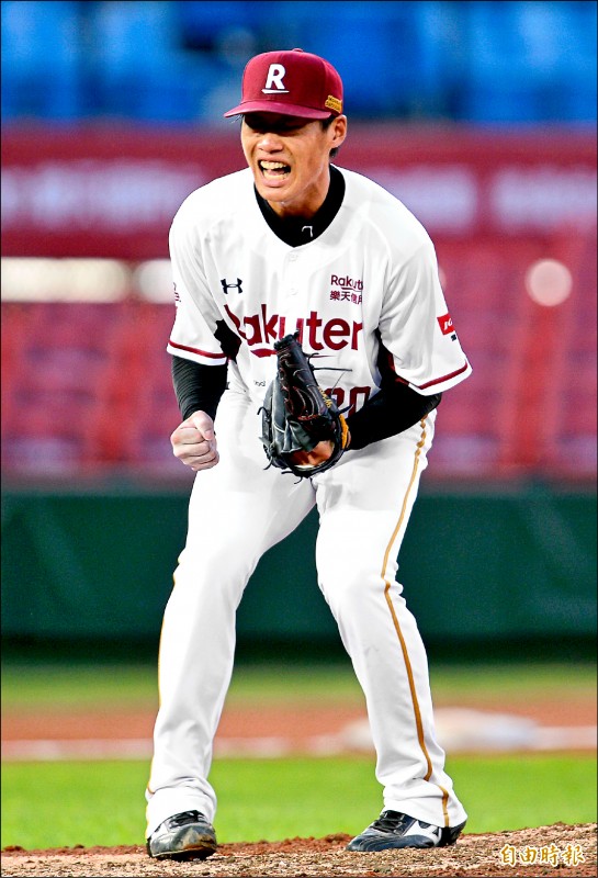 桃猿翁瑋均化解滿壘危機後發出怒吼,先發7局失1分,曾總打100分。(記者林正堃攝) 桃猿翁瑋均化解滿壘危機後發出怒吼,先發7局失1分,曾總打100分。(記者林正堃攝)
