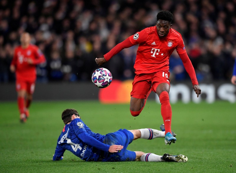 加拿大19歲小將戴維斯（右），與拜仁續約至2025年。（資料照，路透社）