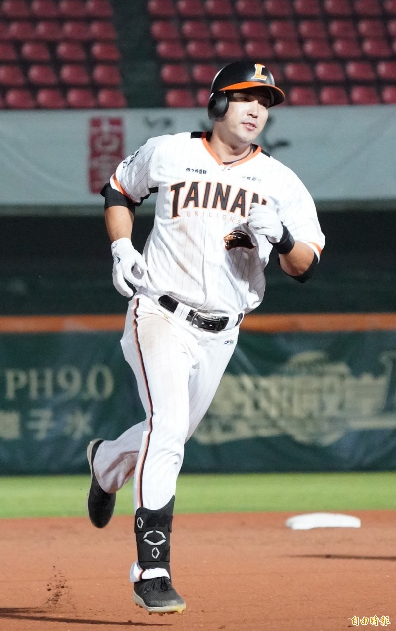 唐肇廷9局下敲追平全壘打。（記者黃志源攝）