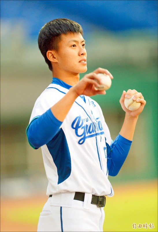 富邦悍將今派游霆崴擔任先發。(記者林正堃攝) 富邦悍將今派游霆崴擔任先發。(記者林正堃攝)