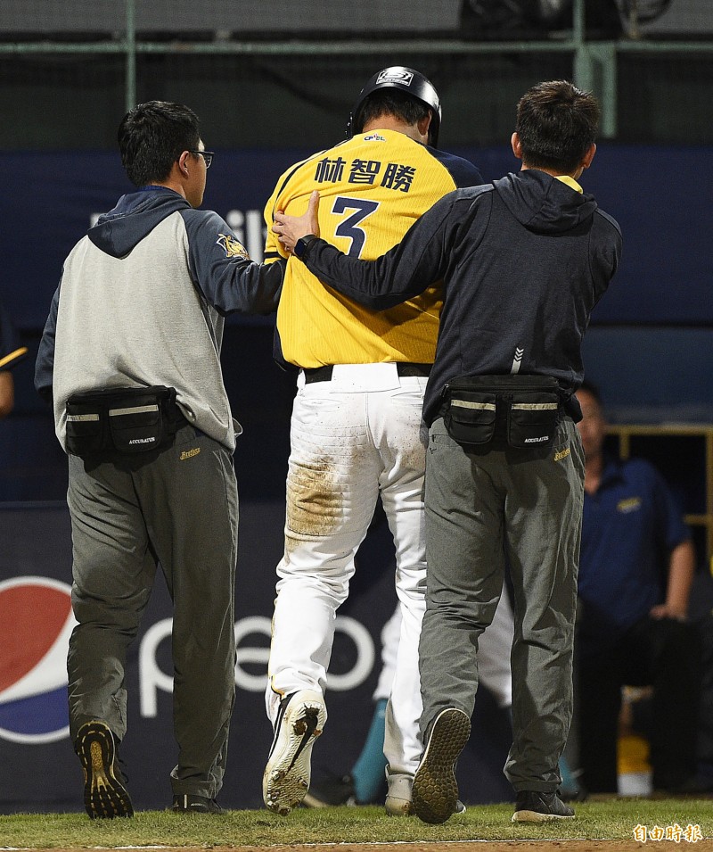 林智勝衝本壘 遭戴培峰觸殺出局 手指受傷送醫。（記者陳志曲攝）
