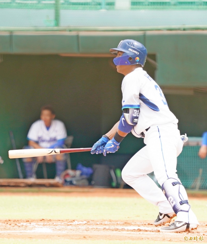 富邦二軍高孝儀擊出2分打點安打。（記者黃志源攝）