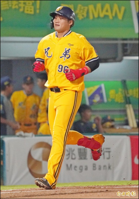 蘇緯達本季首轟出爐。（記者黃志源攝）