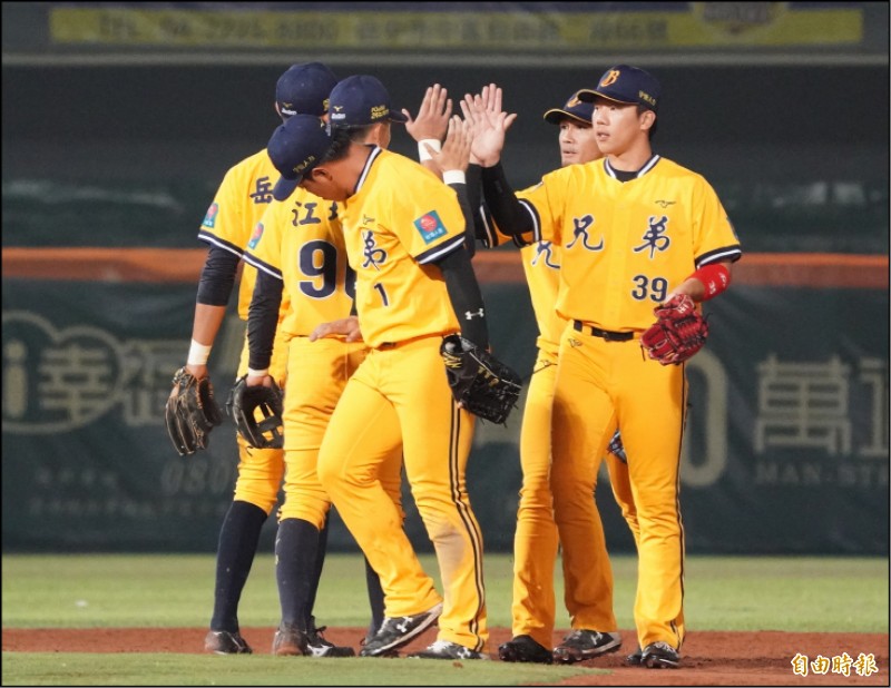 中信兄弟驚險守下勝利。（記者黃志源攝）