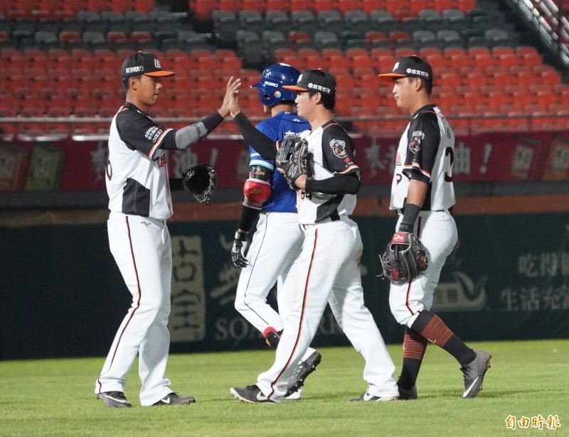 統一獅勝富邦悍將。（記者黃志源攝）