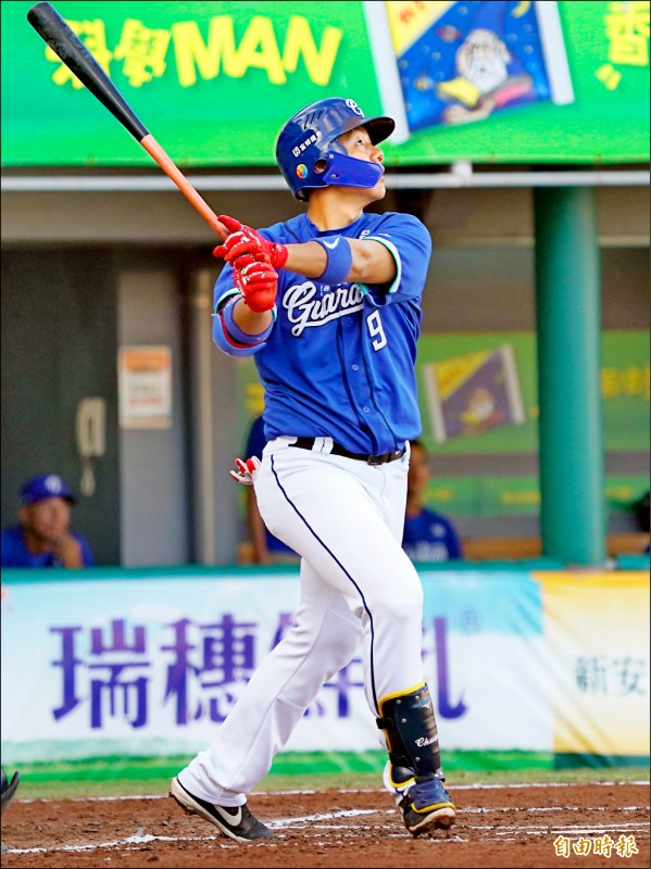 林益全昨轟雙響砲，灌進5分打點。（記者黃志源攝）