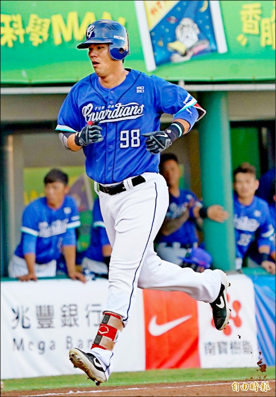 高國麟昨敲出5支安打，重寫個人單場紀錄。（記者黃志源攝）