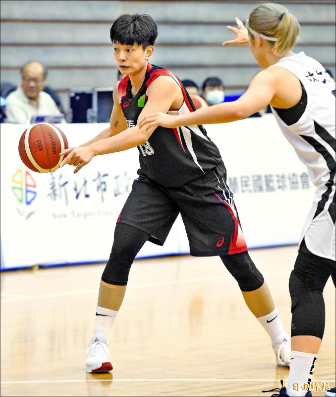 國泰陳鈺君（左）。（記者廖振輝攝）