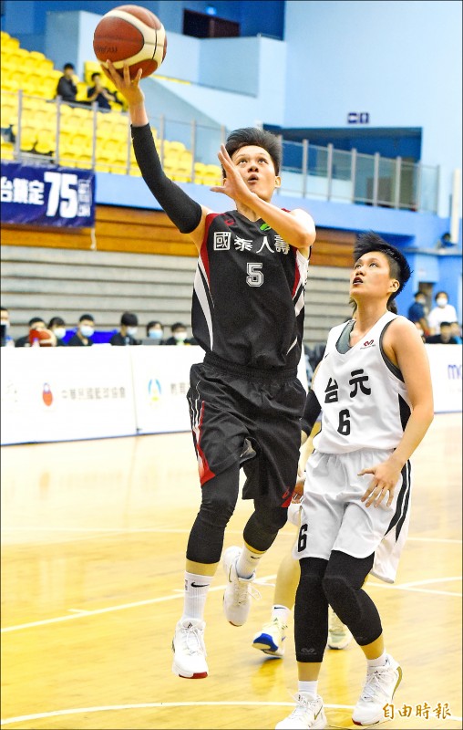 國泰黃凡珊（左）。（記者廖振輝攝）