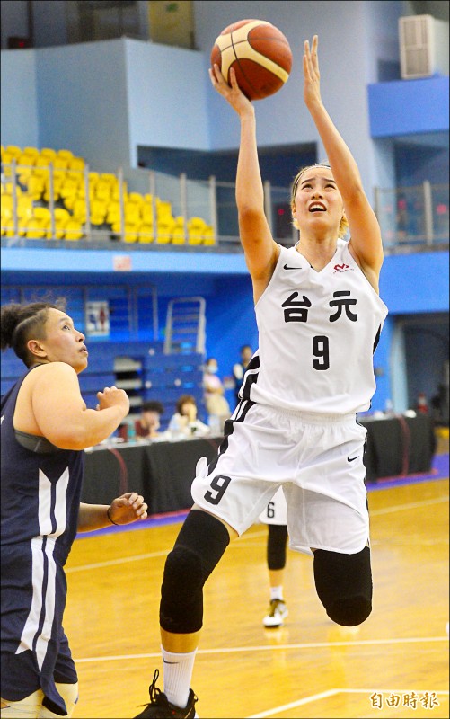 林文佑（右）末節11分穩住大局，助台元擊敗電信。（記者王藝菘攝）