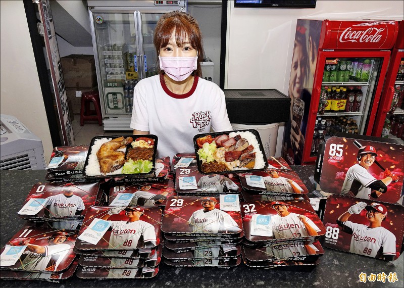 樂天桃猿首次迎接球迷進場,推出300個便當被秒殺。
(記者陳志曲攝) 樂天桃猿首次迎接球迷進場,推出300個便當被秒殺。
(記者陳志曲攝)