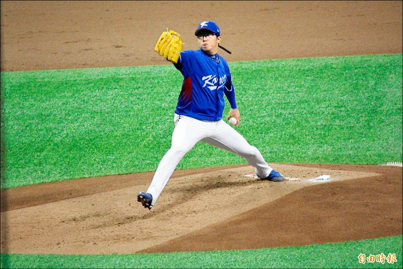 韓職曾為了改善「打高投低」問題調高投手丘，圖為2017年經典賽，南韓投手梁玹種在高尺巨蛋投球。（資料照，記者羅志朋攝）