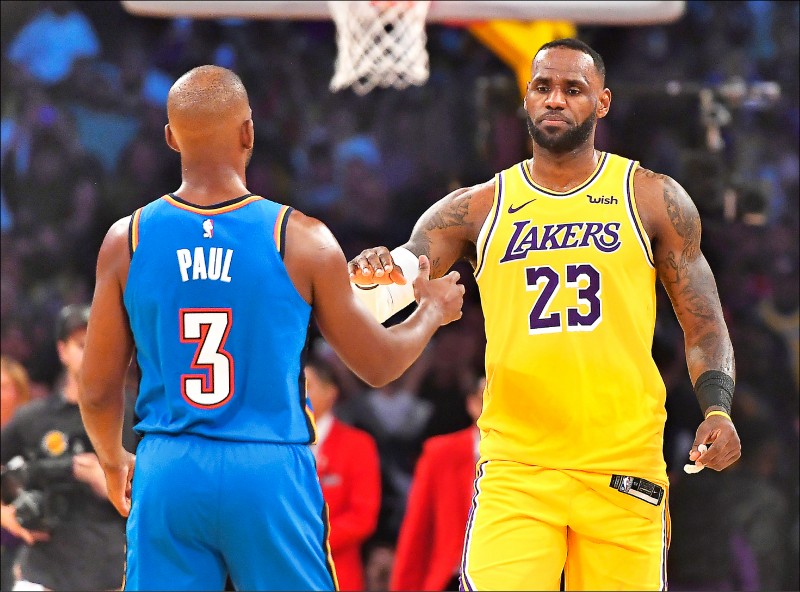 保羅（左）有機會靠著「特赦條款」，與好友詹姆斯（右）並肩作戰，一圓冠軍夢。（資料照，今日美國）