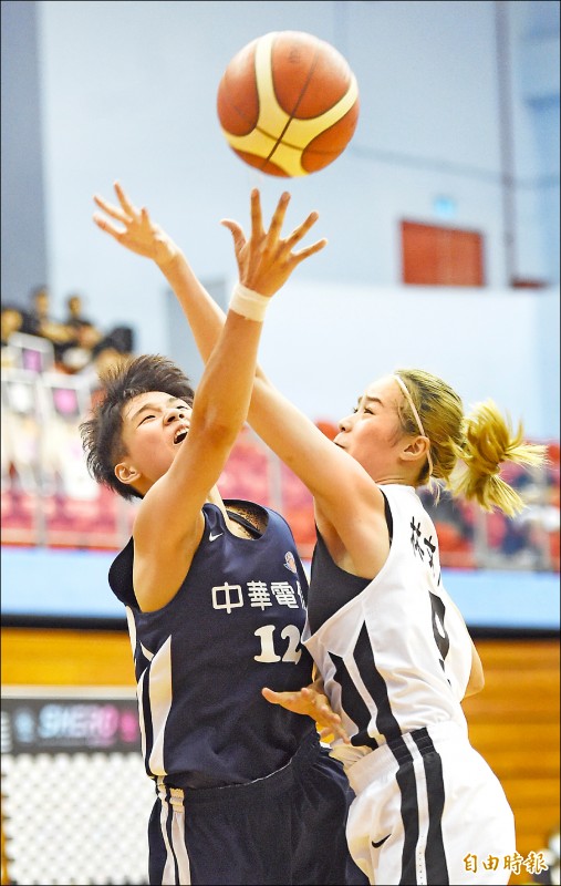 電信黃湘婷(左)遭遇貼身防守。(記者劉信德攝) 電信黃湘婷(左)遭遇貼身防守。(記者劉信德攝)