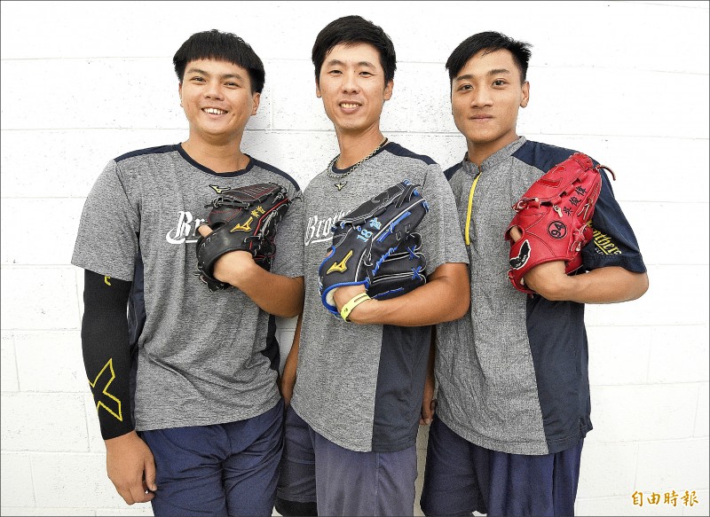 蔡齊哲（左起）、官大元與吳俊偉，先後成為中信兄弟的選秀第4輪指名。（記者陳志曲攝）