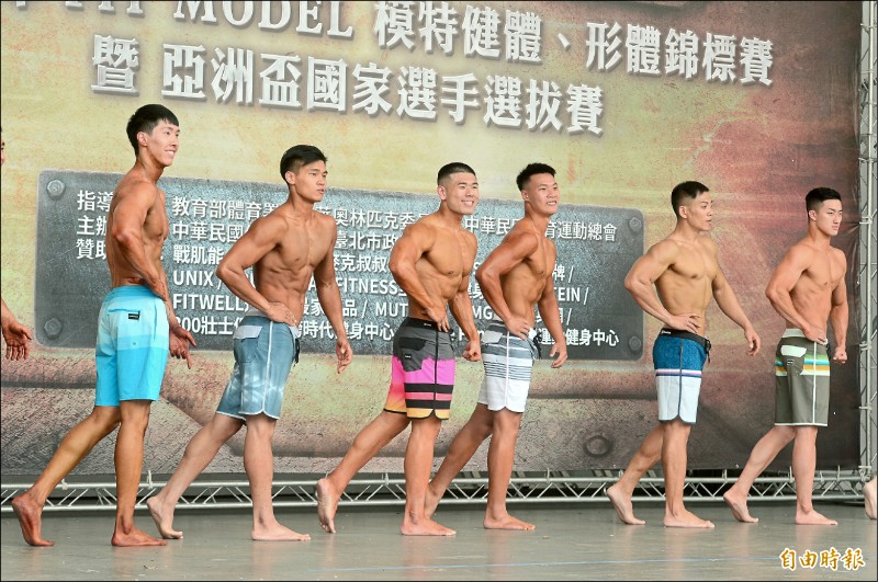參賽選手們一同在舞台上展現漂亮自信的體格。(記者王藝菘攝) 參賽選手們一同在舞台上展現漂亮自信的體格。(記者王藝菘攝)