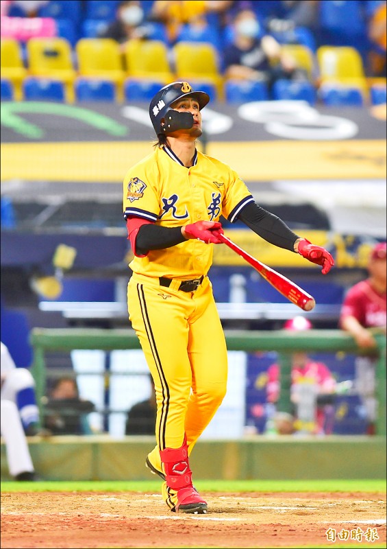 兄弟張志豪在林智勝養傷期間,暫扛第4棒,昨對樂天桃猿4打數1發全壘打。(記者廖耀東攝) 兄弟張志豪在林智勝養傷期間,暫扛第4棒,昨對樂天桃猿4打數1發全壘打。(記者廖耀東攝)