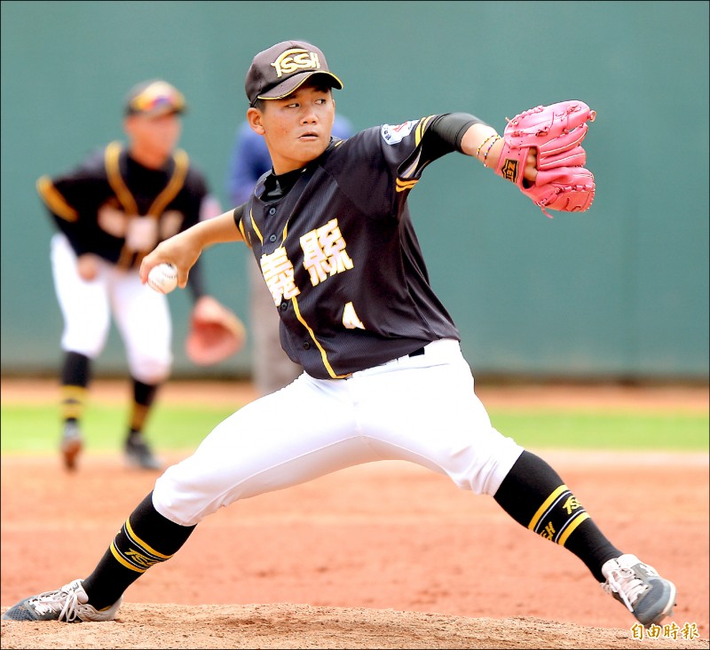 嘉縣「小巨人」劉嘉益主動請纓先發,拿下完投、完封。
(記者林正堃攝) 嘉縣「小巨人」劉嘉益主動請纓先發,拿下完投、完封。
(記者林正堃攝)