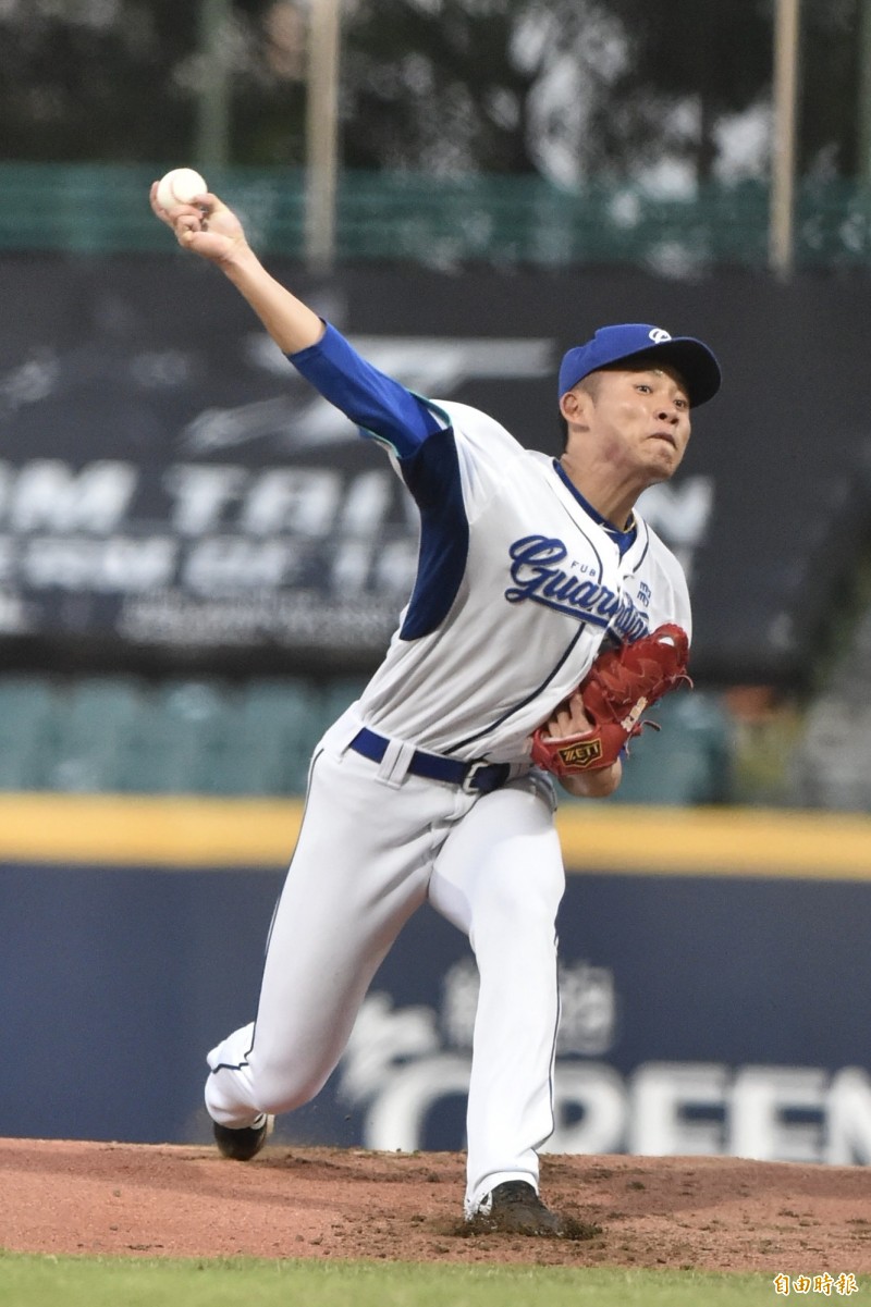 富邦先發江國豪。（記者塗建榮攝）