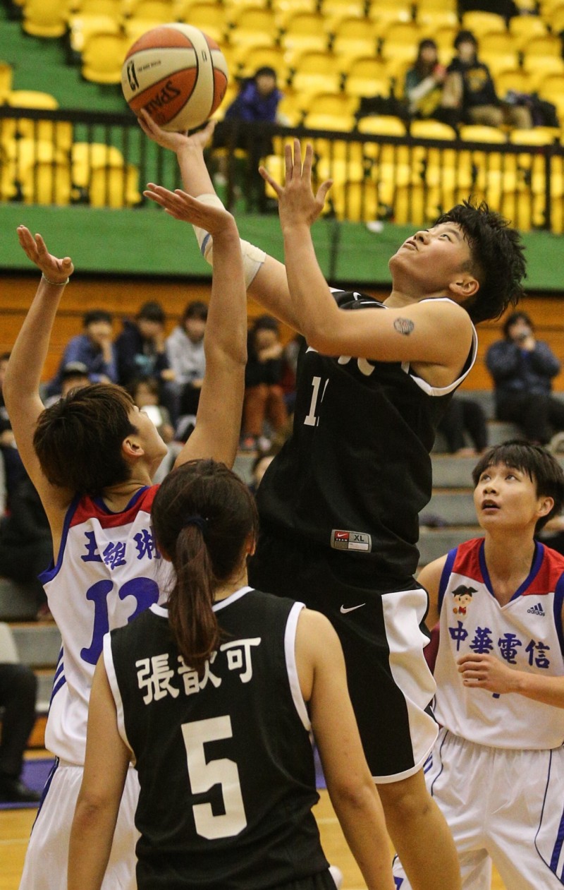 吳盈潔（右2）右膝動刀預計至少休半年。（資料照，中央社記者謝佳璋攝）