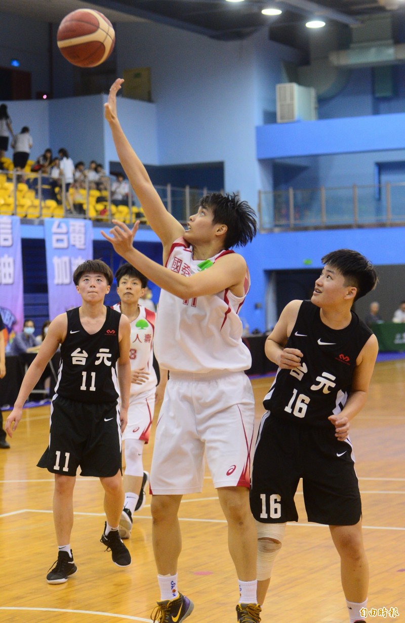 國泰鄭伊秀（中）。（記者王藝菘攝）