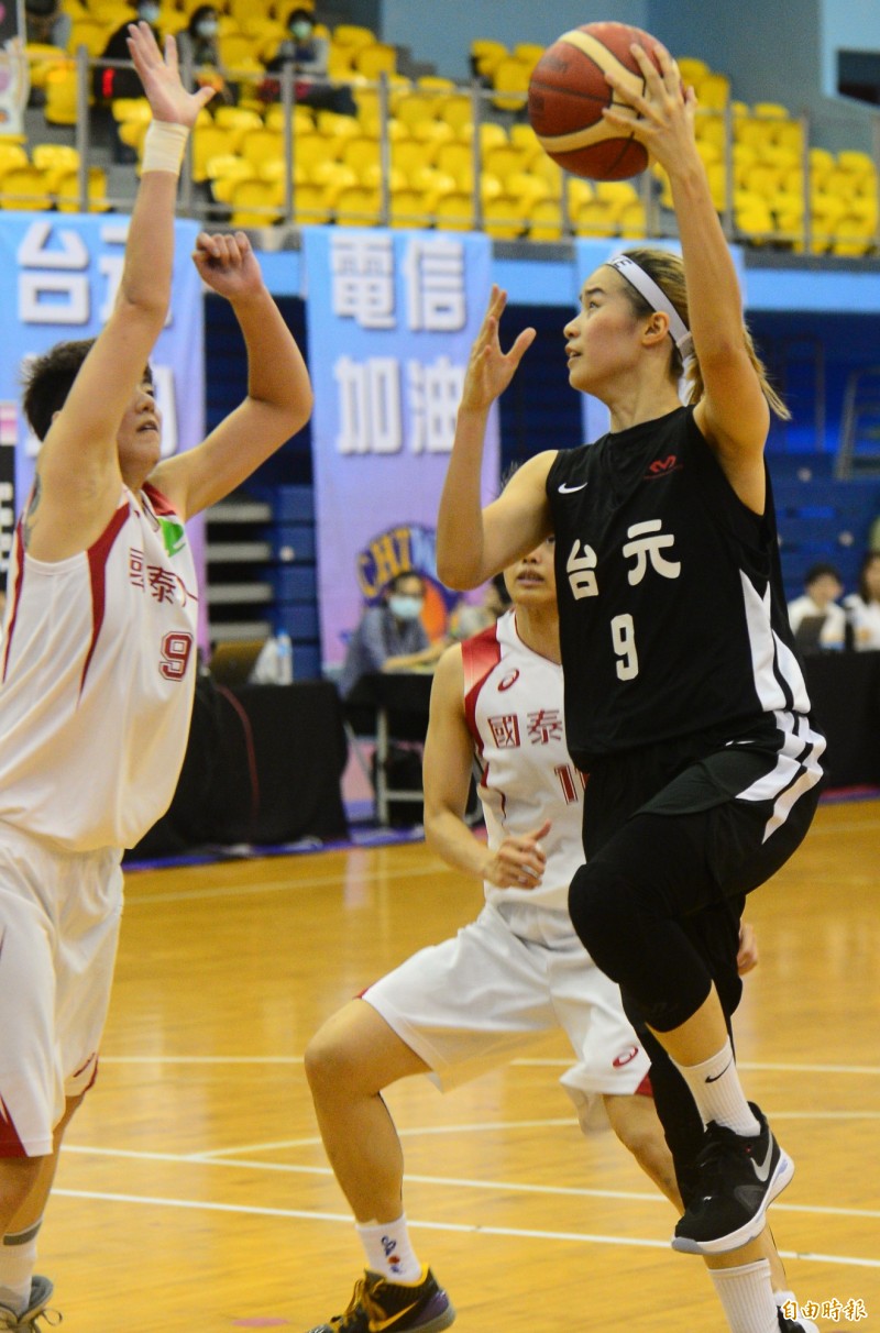 WSBL女子超級籃球聯賽，國泰對台元，台元林文佑（右）帶球上籃，國泰球員防阻不及。（記者王藝菘攝）