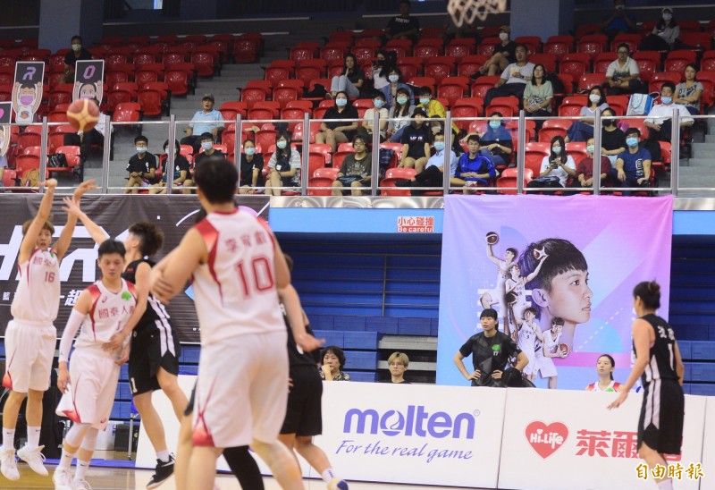 WSBL女子超級籃球聯賽，武漢肺炎疫情解封後，第一次開放觀眾入場觀賽。（記者王藝菘攝）
