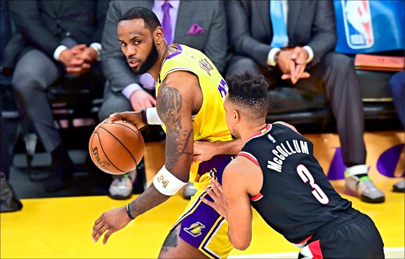 湖人中鋒「魔獸」豪爾德公開表態加入「反復賽聯盟」，引發與「大帝」詹姆斯（見圖。（法新社資料照）