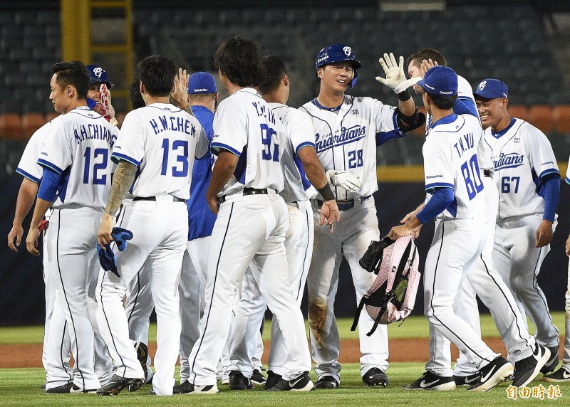 富邦悍將高國輝（中）敲出再見安打，隊友衝到場上慶祝。（記者陳志曲攝）