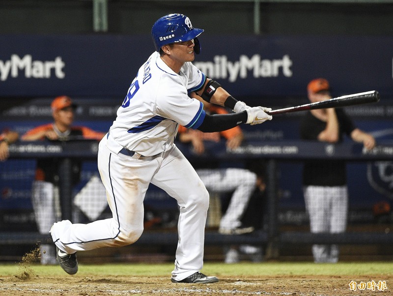 富邦悍將高國輝敲出再見安打。（記者陳志曲攝）