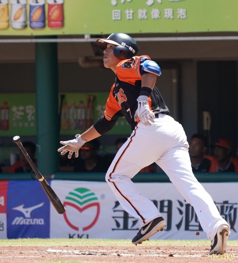 統一獅二軍黃恩賜單場雙響砲。（記者黃志源攝）