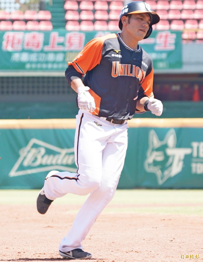 統一獅二軍黃恩賜單場雙響砲。（記者黃志源攝）
