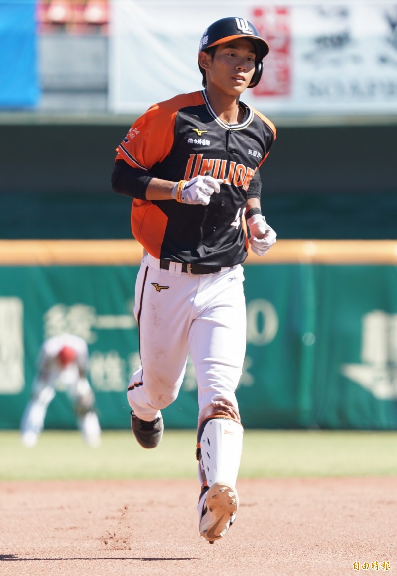 統一獅二軍吳國豪擊出全壘打。（記者黃志源攝）