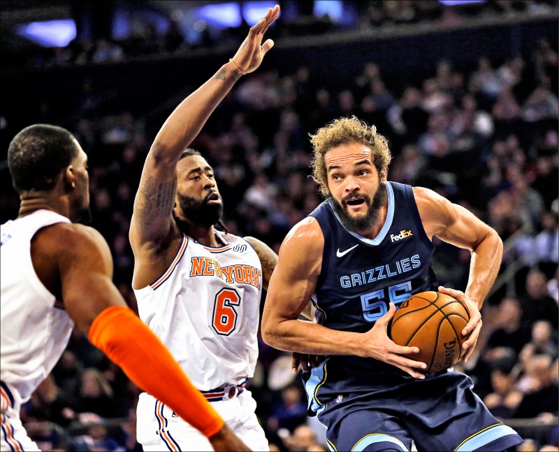 受疫情影響未能上場的老中鋒諾亞（圖右），本週可望與快艇續約合作至季末。（美聯社資料照）