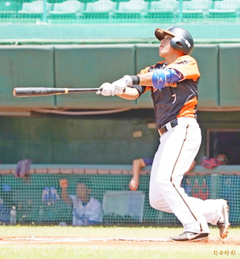 統一二軍黃恩賜在1局上擊出陽春全壘打。（記者黃志源攝）
