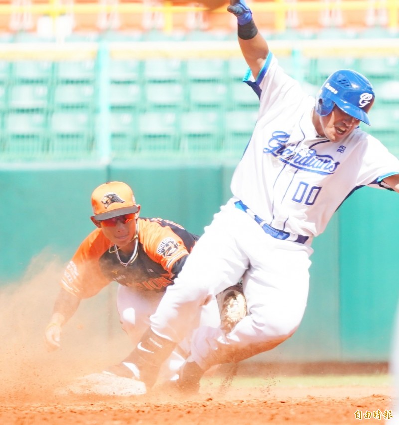 富邦二軍張進德3打數擊出2安打。（記者黃志源攝）