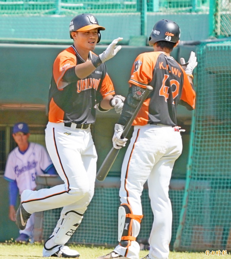 統一二軍鄭鎧文在4局上擊出陽春全壘打。（記者黃志源攝）