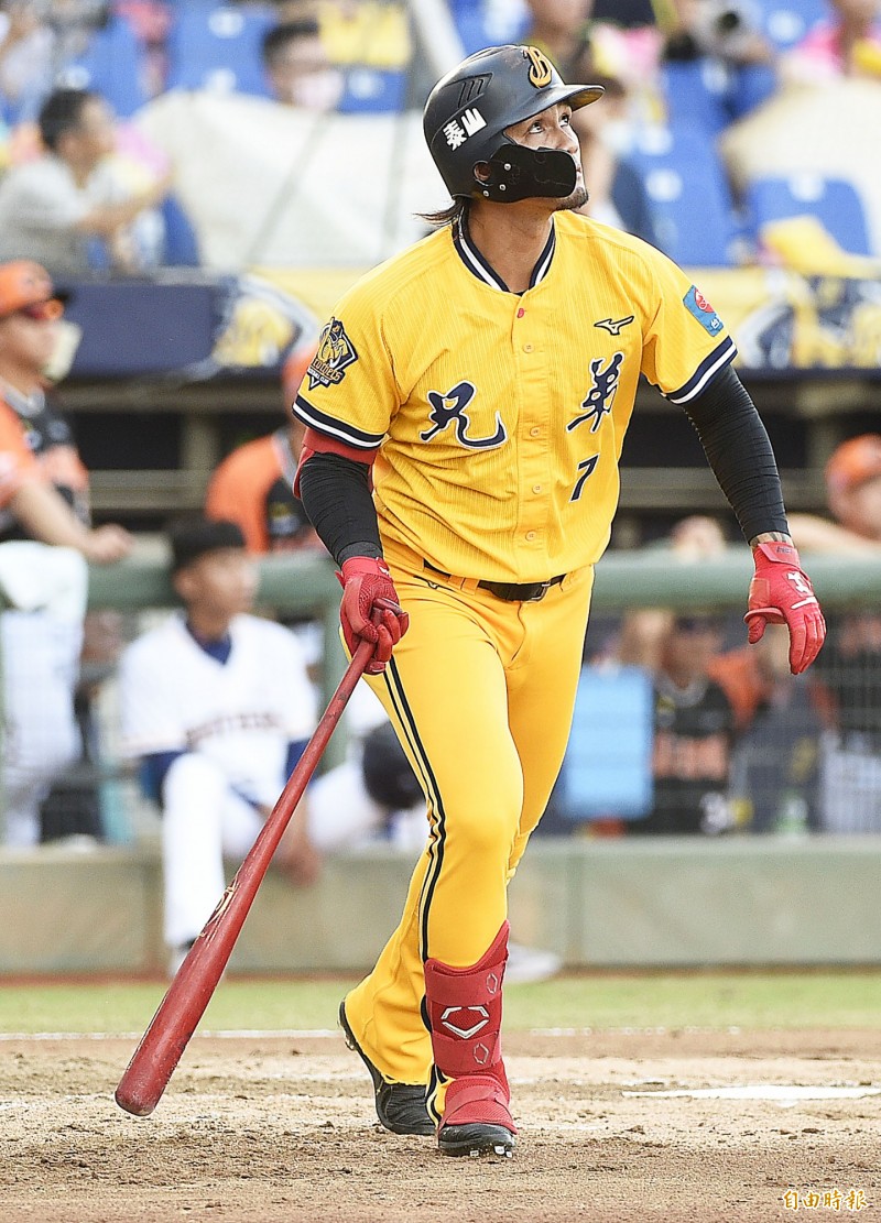 中信兄弟張志豪開轟。（記者陳志曲攝）