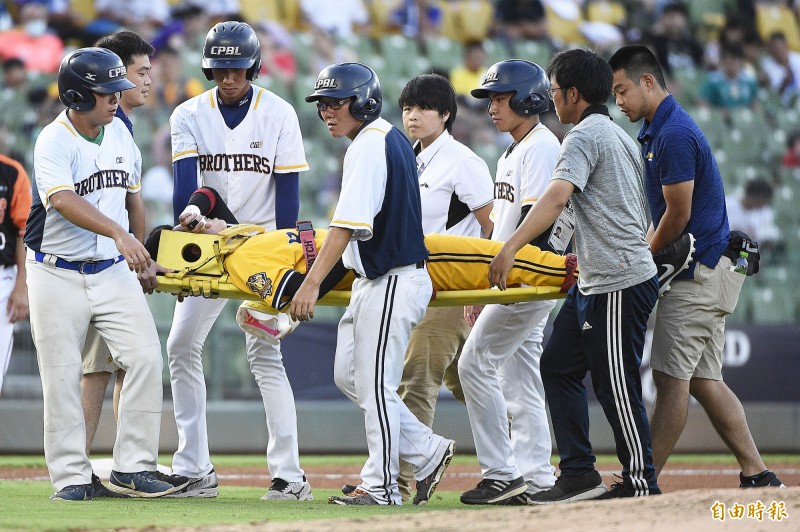 中信兄弟王威晨（中）受傷退場。（記者陳志曲攝）