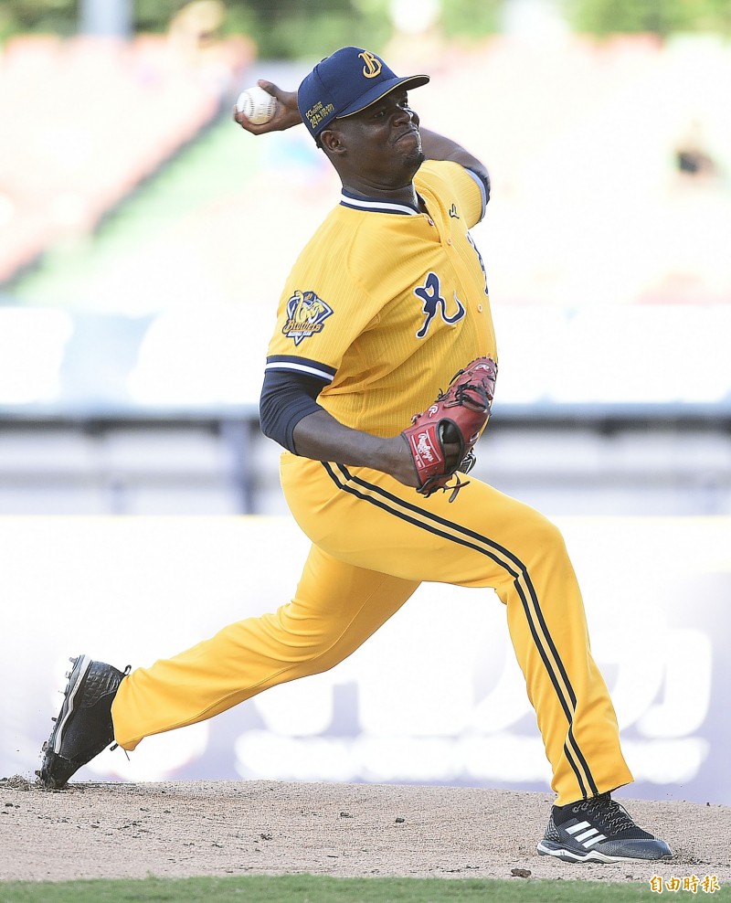 中信兄弟先發投手德保拉。（記者陳志曲攝）