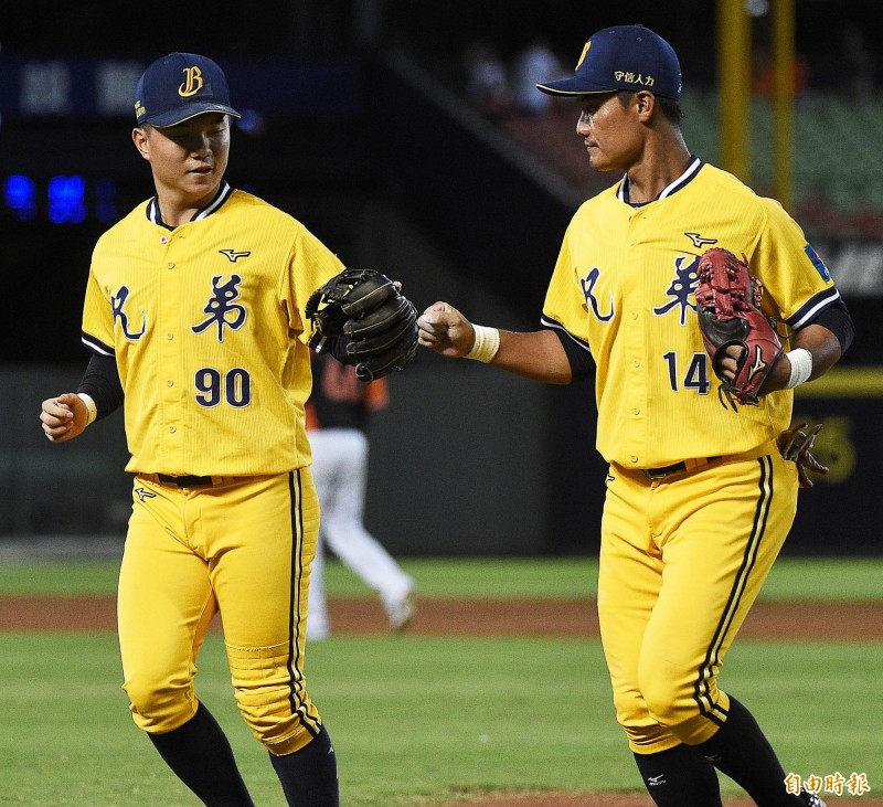 中信兄弟王勝偉（右）本季初登場守二壘、江坤宇（左）接棒守游擊。（記者陳志曲攝）