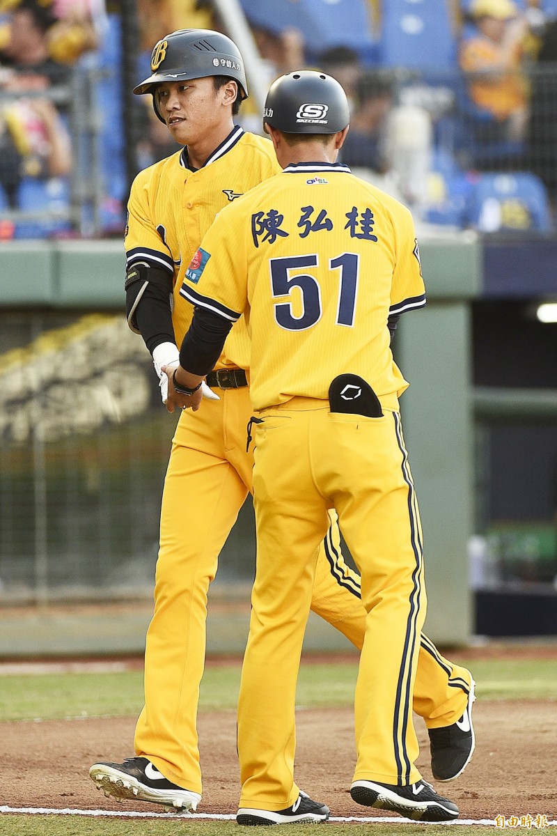  中信兄弟王威晨（左）開轟。（記者陳志曲攝）