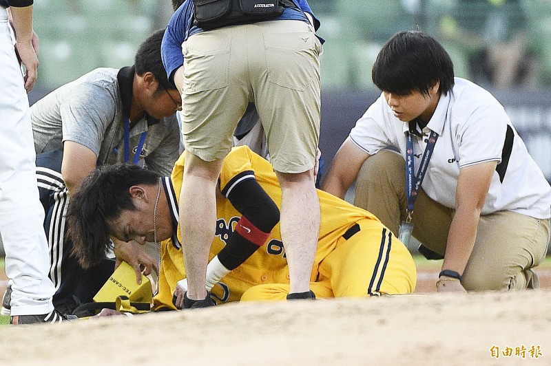 中信兄弟王威晨（中）受傷退場。（記者陳志曲攝）