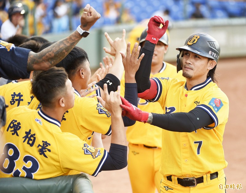 中信兄弟張志豪（右）單場雙響砲。（記者陳志曲攝）