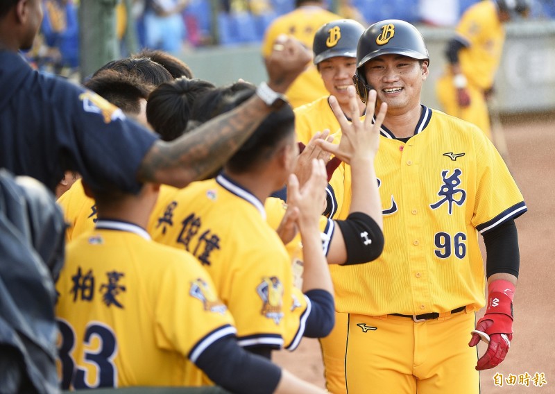 中信兄弟蘇緯達（右）開轟。（記者陳志曲攝）