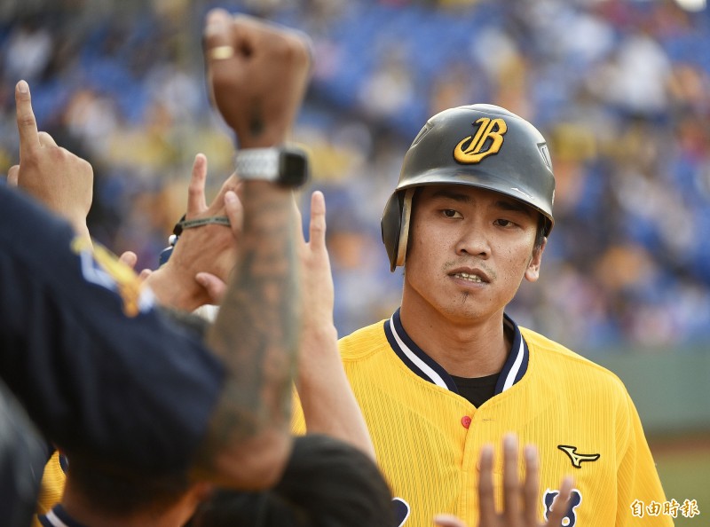 中信兄弟王威晨（右）開轟。（記者陳志曲攝）