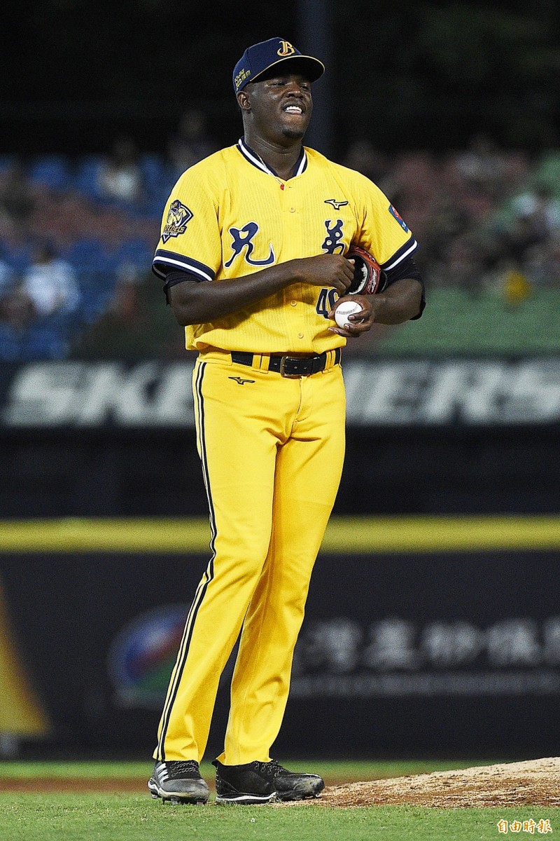 中信兄弟先發投手德保拉主投6.1局只失三分。（記者陳志曲攝）