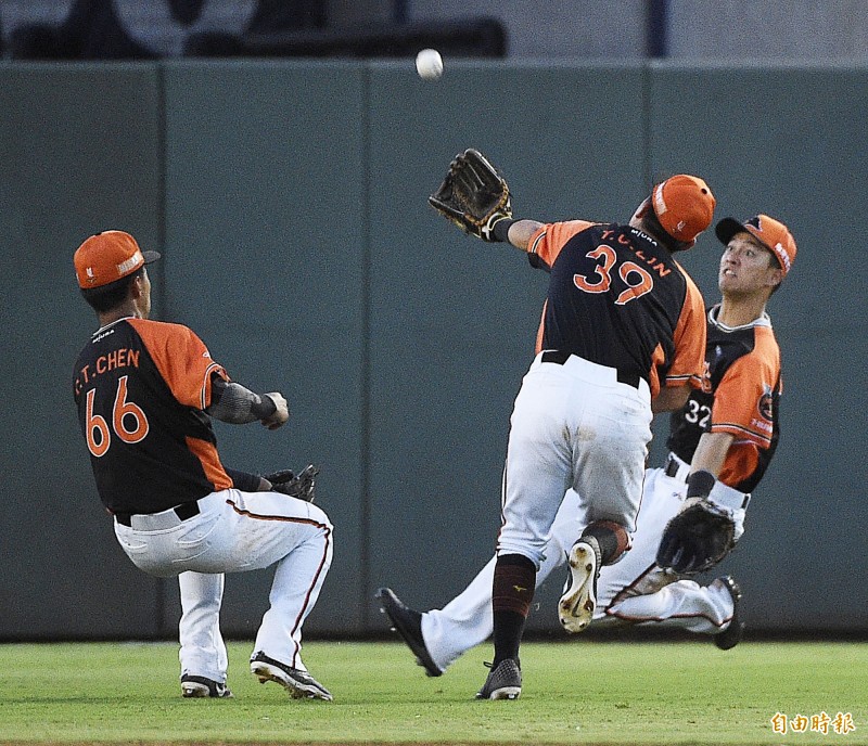 統一獅三人追飛球，結果三人都沒接到。（記者陳志曲攝）