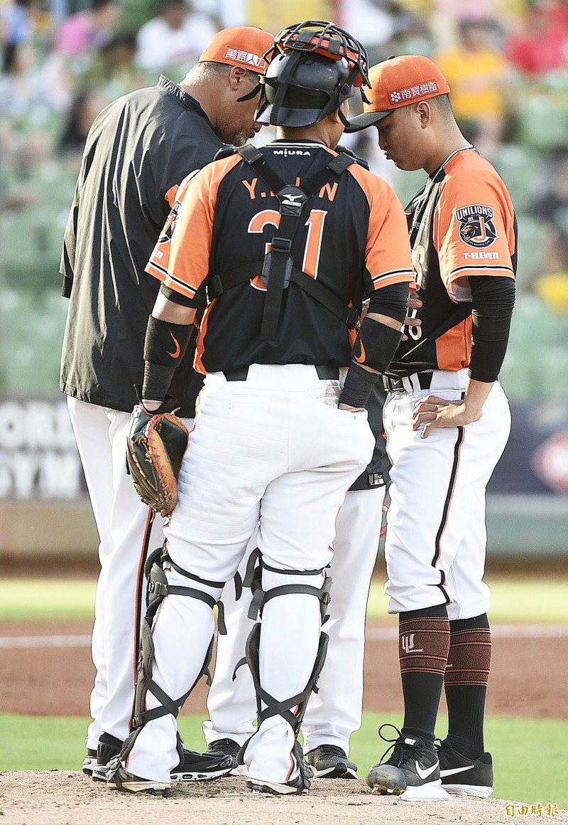 統一獅先發投手江辰晏（右）首局就被敲出三支全壘打。（記者陳志曲攝）