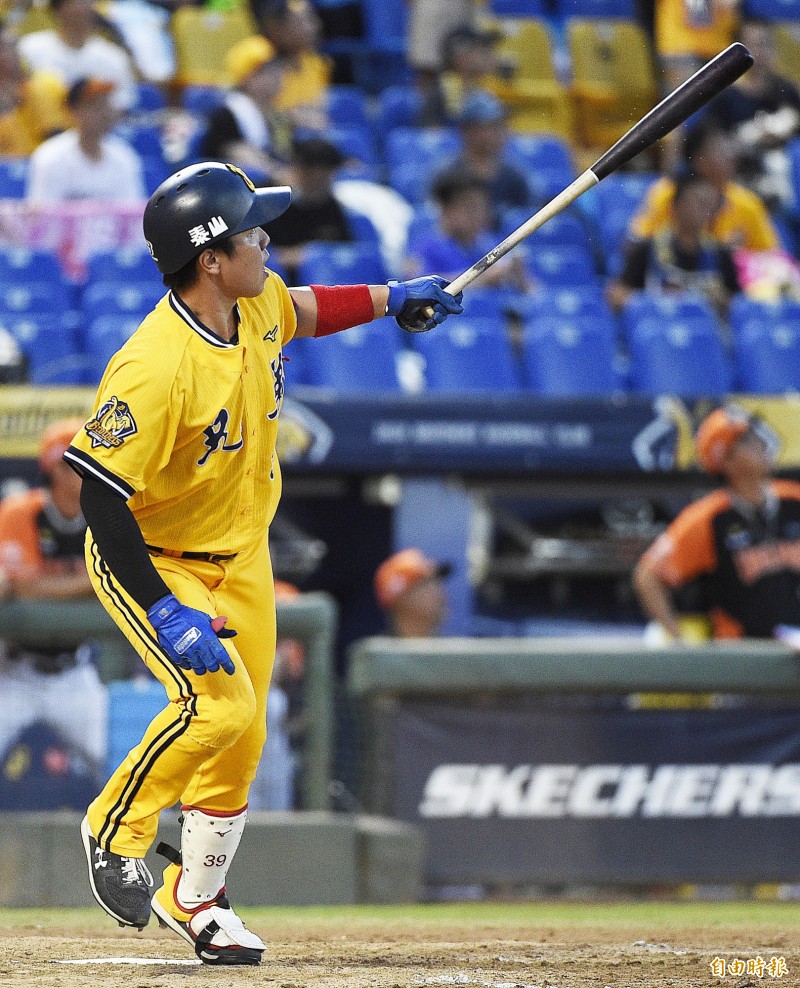 中信兄弟詹子賢開轟。（記者陳志曲攝）